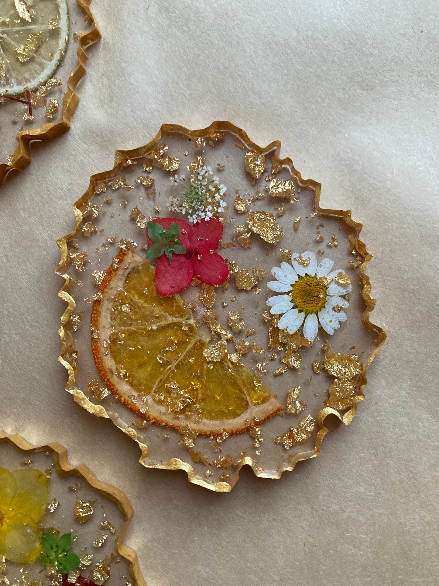 Set of 4 boho pressed flower and fruit gold leaf coaster set ~ gold natural edge ~ resin ~ customizable ~ 4th anniversary gift